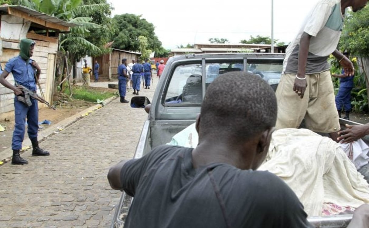 Des cadavres déposés à l’arrière d’un véhicule dans les rues de Bujumbura, en décembre 2015. © STR/AP/SIPA