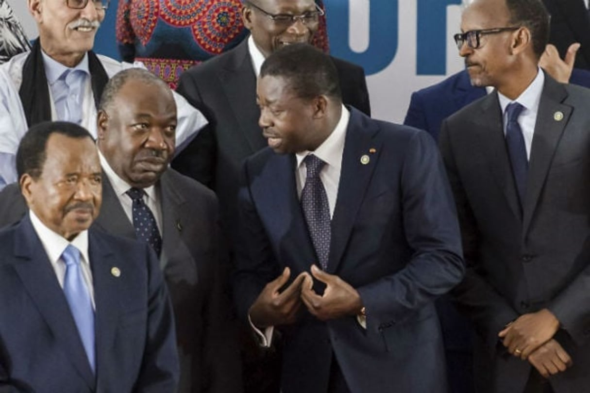 Faure Gnassingbé (au centre), président du Togo, en discussion avec son homologue gabonais, Ali Bongo Odimba, aux côté du président rwandais Paul Kagame. © Geert Vanden Wijngaert/AP/SIPA
