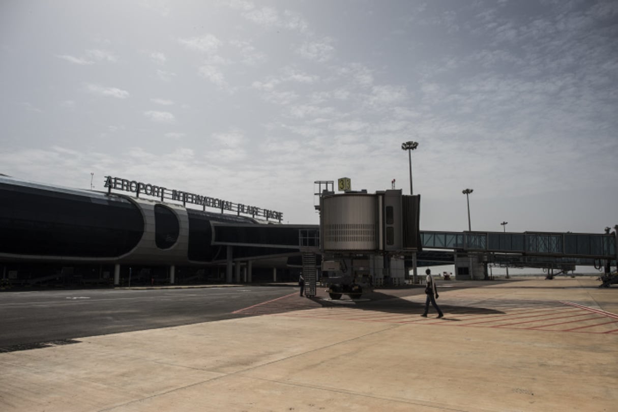 Sur le tarmac de l’aéroport international Blaise Diagne (AIBD). © Sylvain Cherkaoui/Cosmos pour Jeune Afrique