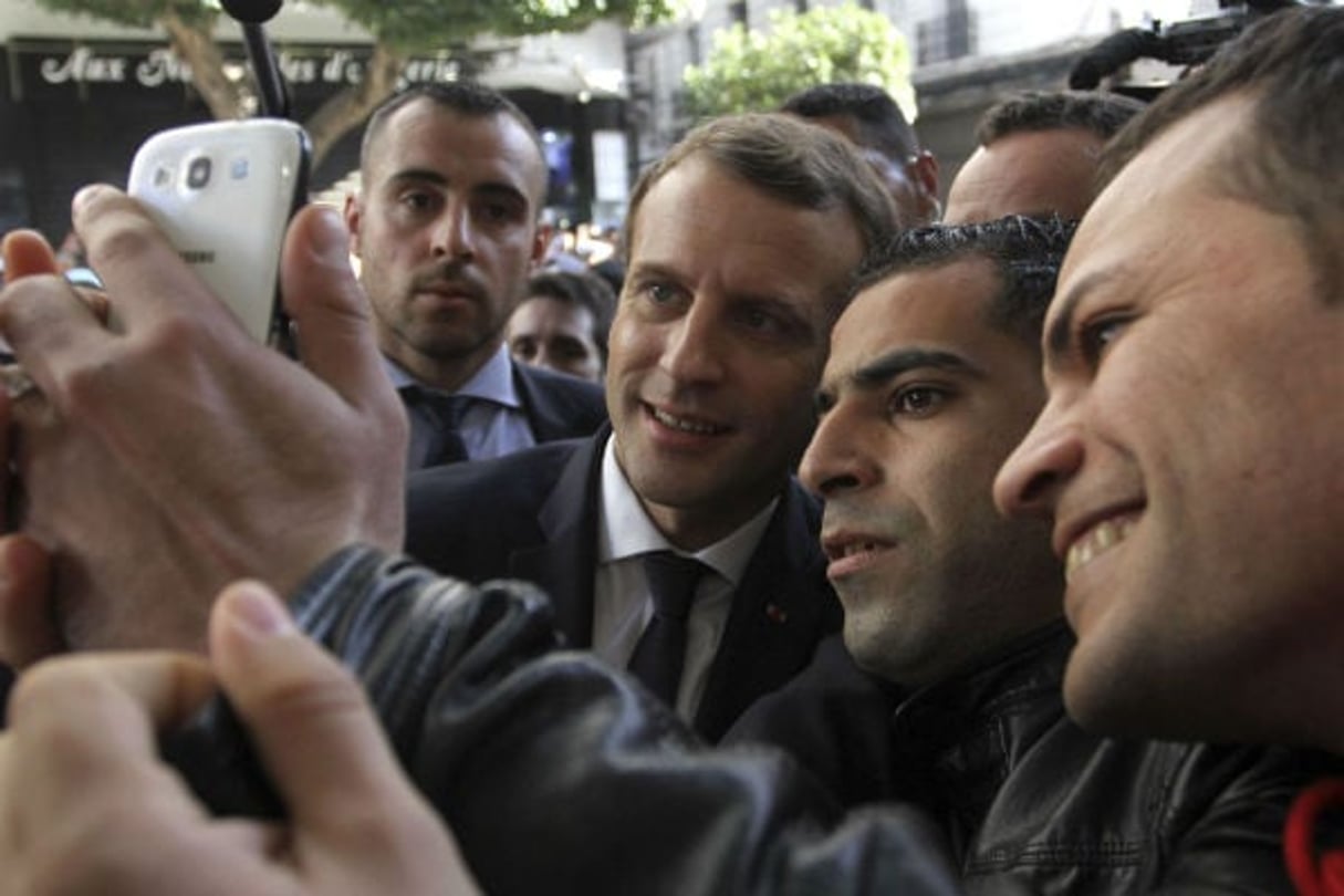 Emmanuel Macron avec de jeunes Algérois, mercredi 6 septembre 2017. © Anis Belghoul/AP/SIPA