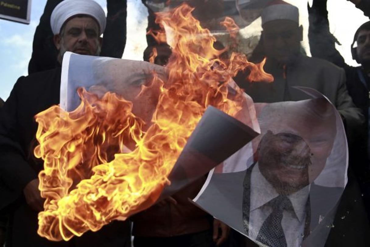 Des manifestants palestiniens brûlent des images de Benjamin Netanyahu et de Donald Trump, le 7 décembre 2017 dans la bande de Gaza. © Khalil Hamra/AP/SIPA