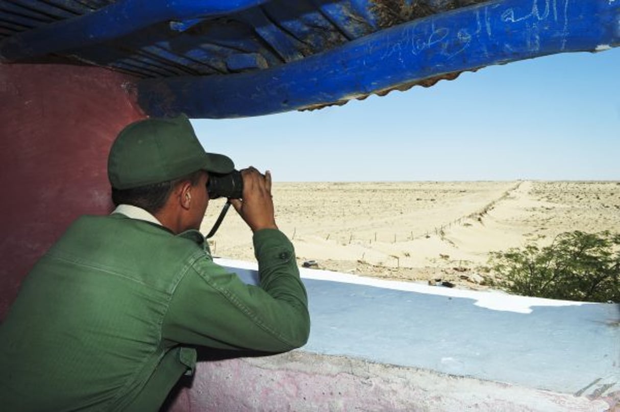 Un soldat marocain surveillant le « mur de défense », à Guerguerat, dans le Sahara occidental, le 29 mars 2017. © V.Fournier/Jeune Afrique-REA
