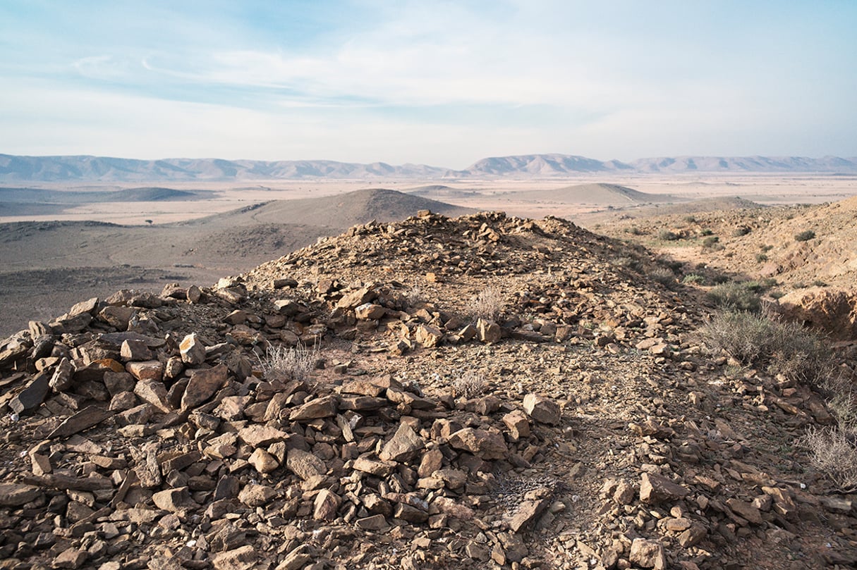 Photographie de l’artiste marocain Abdessamad El Montassir, dans l’exposition Al Amakine, une cartographie des vies invisibles, à la Villa Soudan, à Bamako. © Abdessamad El Montassir / Al Amakine