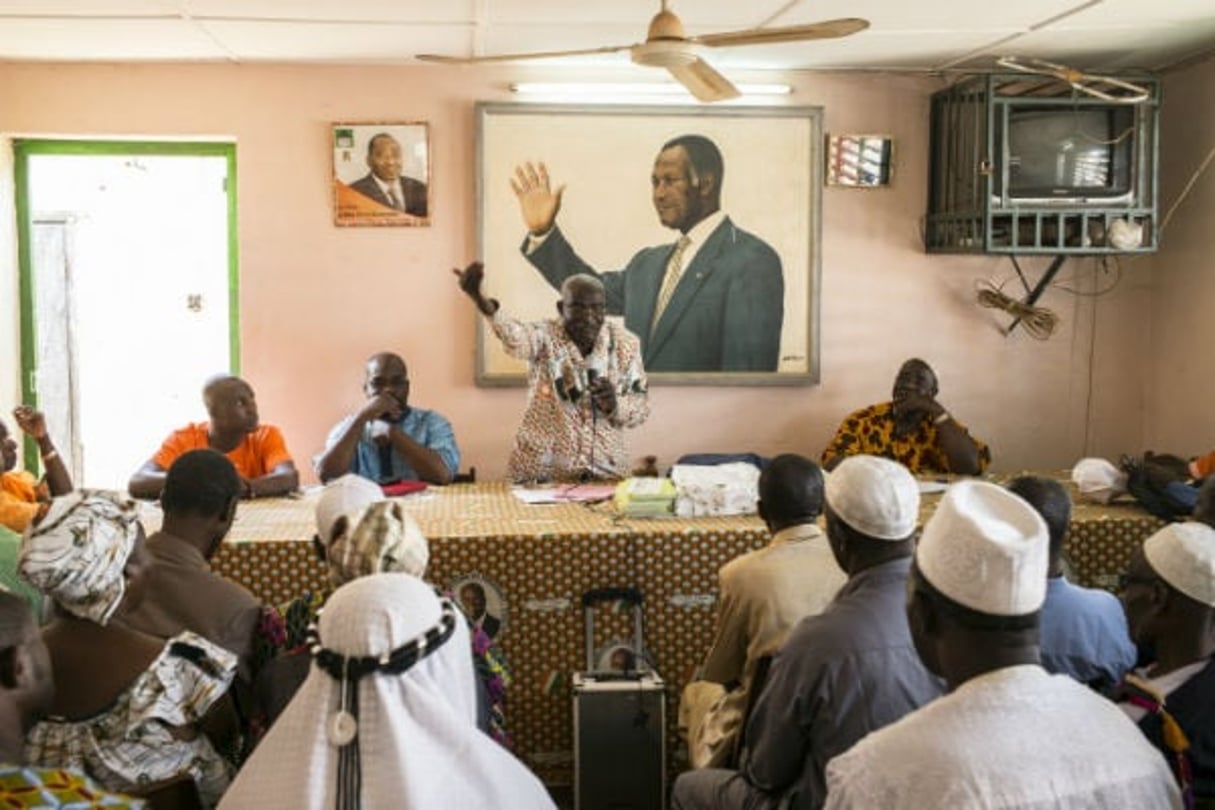 Intervention de Lancine Kone pendant la réunion de préparation au siège du RHDP pour la visite du président Alassane Ouattara à Korhogo, en 2015. © Sylvain Cherkaoui pour J.A.