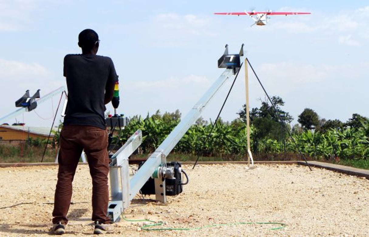 Un technicien gère une plateforme de lancement au Rwanda, en octobre 2016. © STÉPHANIE AGLIETTI/AFP