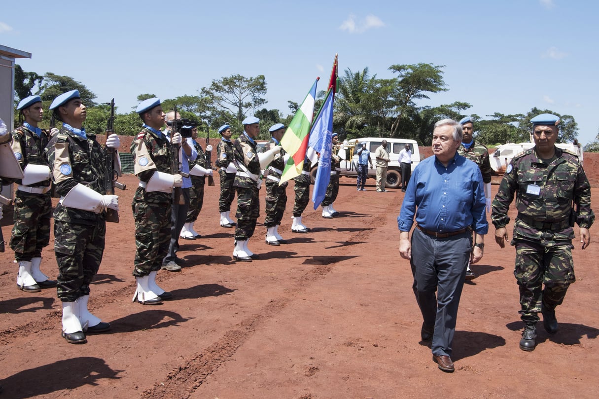 Le secrétaire général des Nations unies, au camp de Bangassou, en Centrafrique, le 25 octobre, avant la cérémonie en l’honneur des Casques bleus marocains et cambodgiens de la Minusca tués dans une embuscade en mai. &copy; Eskinder Debebe/UN Photo