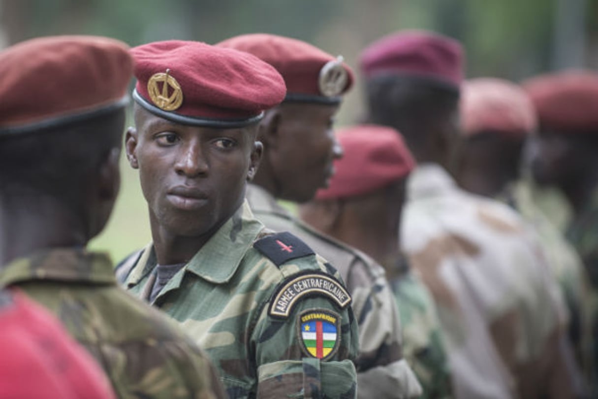 Des soldats des Forces armées centrafricaines (FACA), le 20 mars 2014 à Bangui, lors des prémisses de la reconstruction des FACA. © Sylvain Cherkaoui pour Jeune Afrique