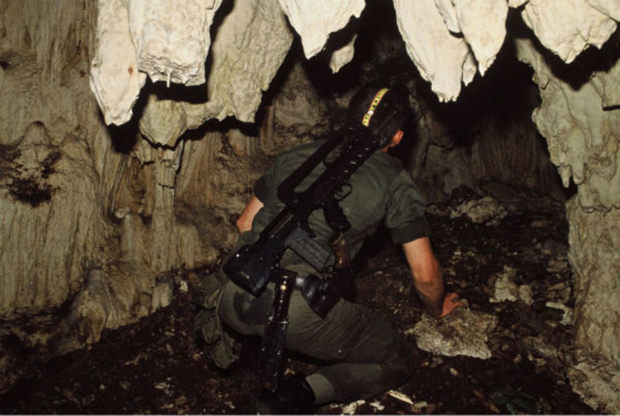 En 1988, l’armée française prend d’assaut une grotte sur l’île d’Ouvéa où sont réfugiés les agresseurs de gendarmes et leurs 27 otages