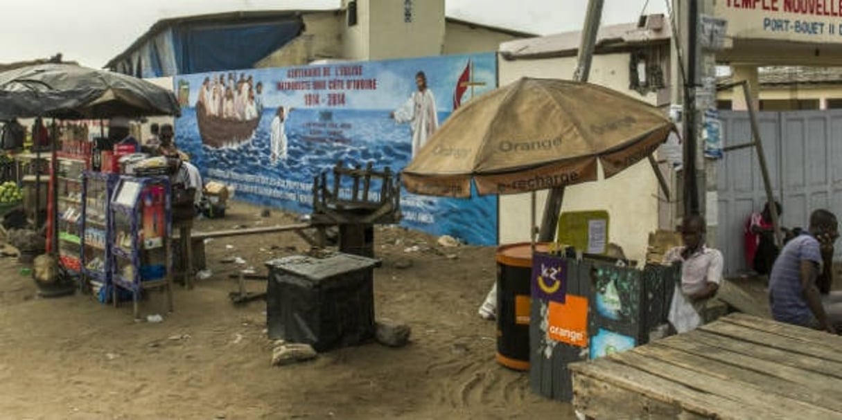 Des boutiques dans le quartier de Port-Bouët, à Abidjan, en mars 2016. © Jacques Torregano pour JA