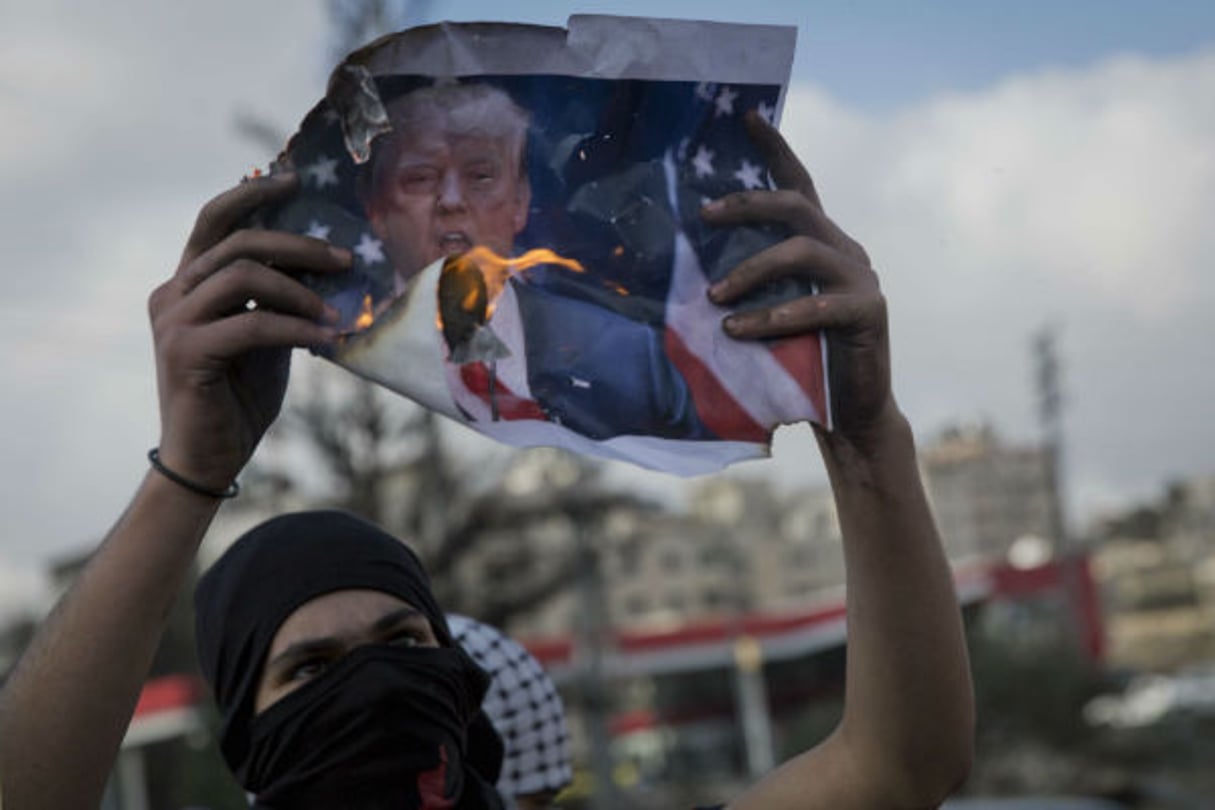 Un manifestant brûle une photo de Donald Trump, à Ramallah, le jeudi 14 décembre 2017. © Nasser Nasser/AP/SIPA