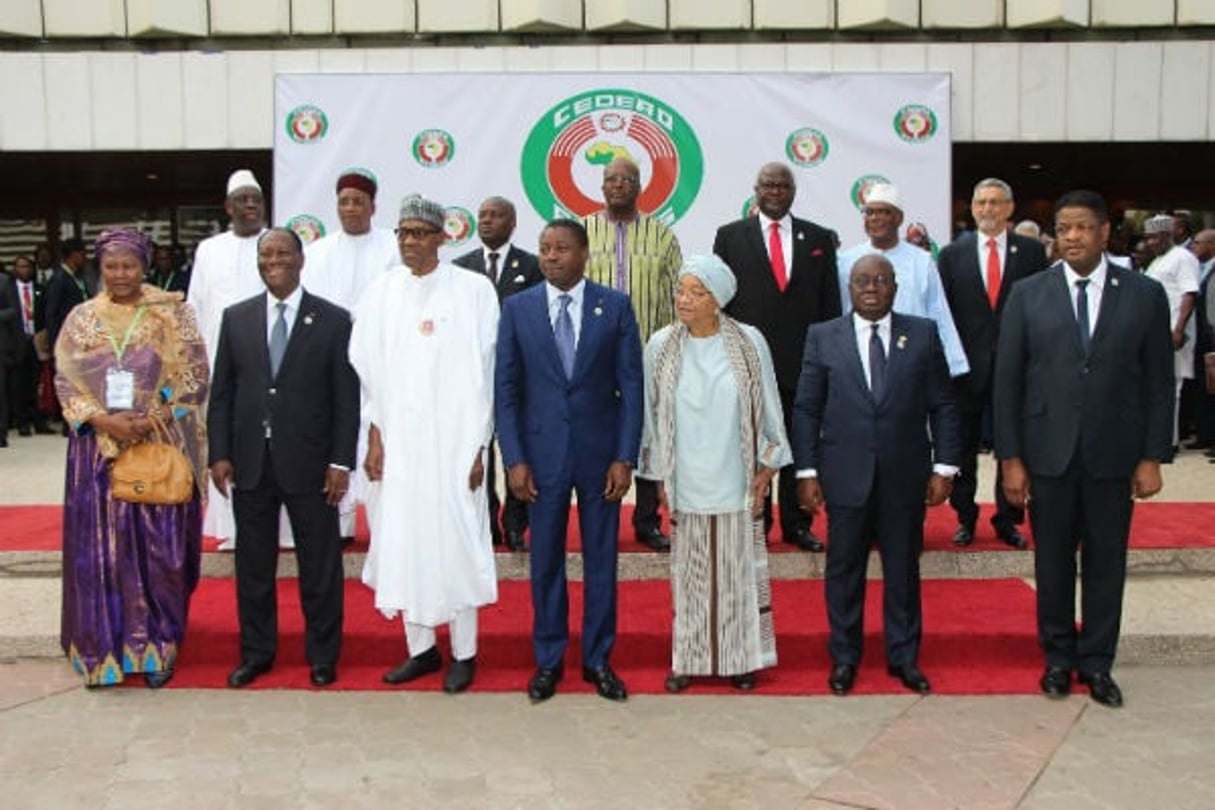 Les chefs d’État réunis lors du 52e sommet de la Cedeao à Abuja, au Nigeria, ce 17 décembre 2017. © DR / Cedeao