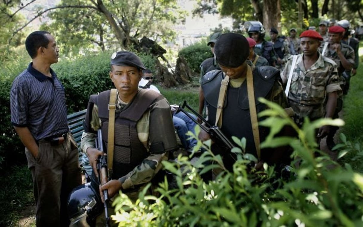 Une unité de police malgache patrouille dans les rues de la capitale Antananarivo, le 2 février 2009. © AP/SIPA