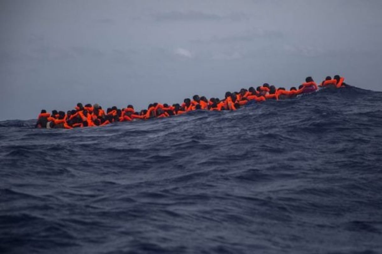 Des migrants partis des côtes libyennes attendent d’être secourus par l’ONG espagnol Proactiva Open Arms en mer Méditerranée, le 12 septembre 2017 (photo d’illustration). © Santi Palacios/AP/SIPA