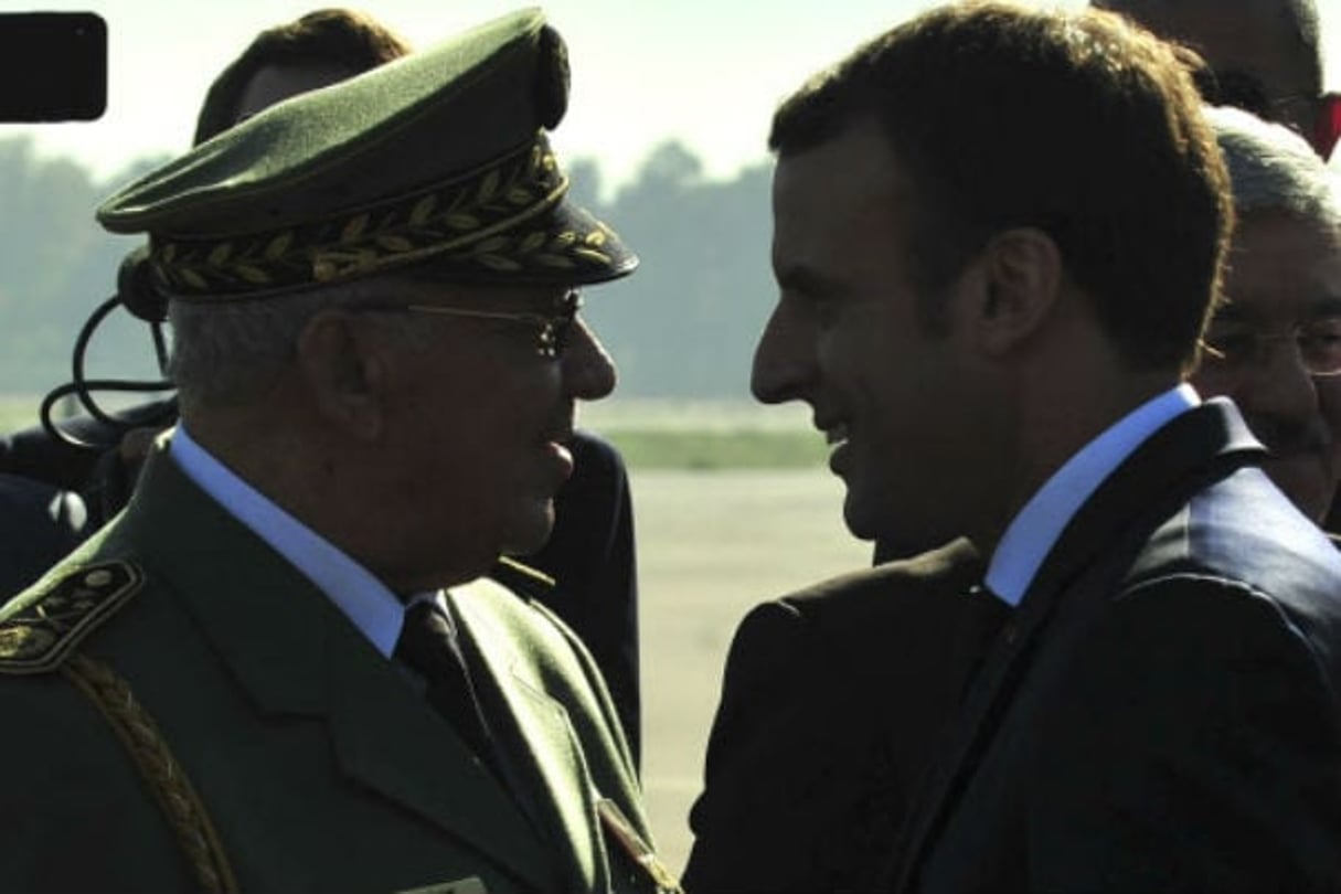 Le général Ahmed Gaïd Salah acceuille Emmanuel Macron à Alger, le 6 décembre. © Anis Belghoul/AP/SIPA