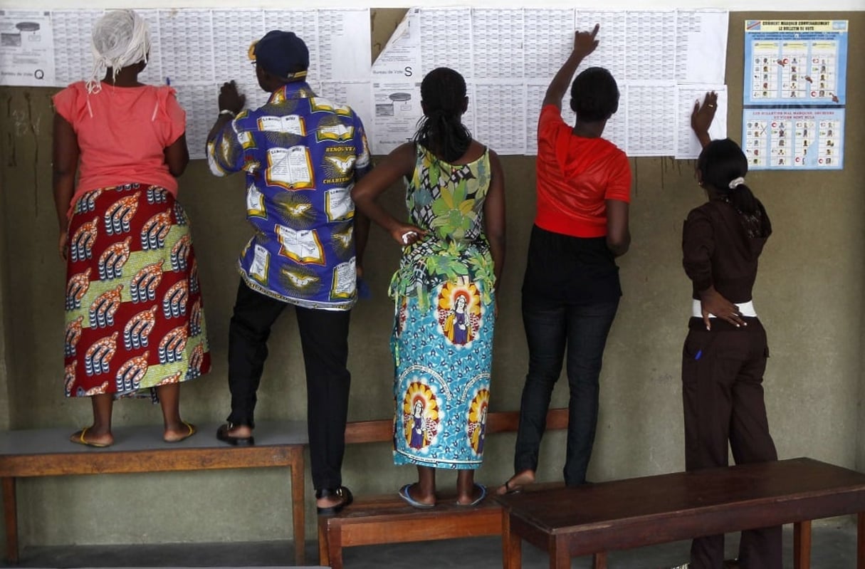 Des électeurs vérifient leurs noms sur les listes électorales à Kinshasa, le 28 novembre 2011. © Jerome Delay/AP/SIPA