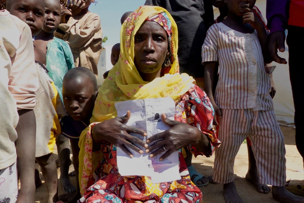 Une déplacée camerounaise montre la photocopie de sa carte d’identité, ultime preuve de sa nationalité. © Sophie Douce pour Jeune Afrique