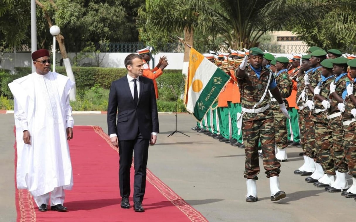 Les présidents Issoufou et Macron le 23 décembre à Niamey. © AFP
