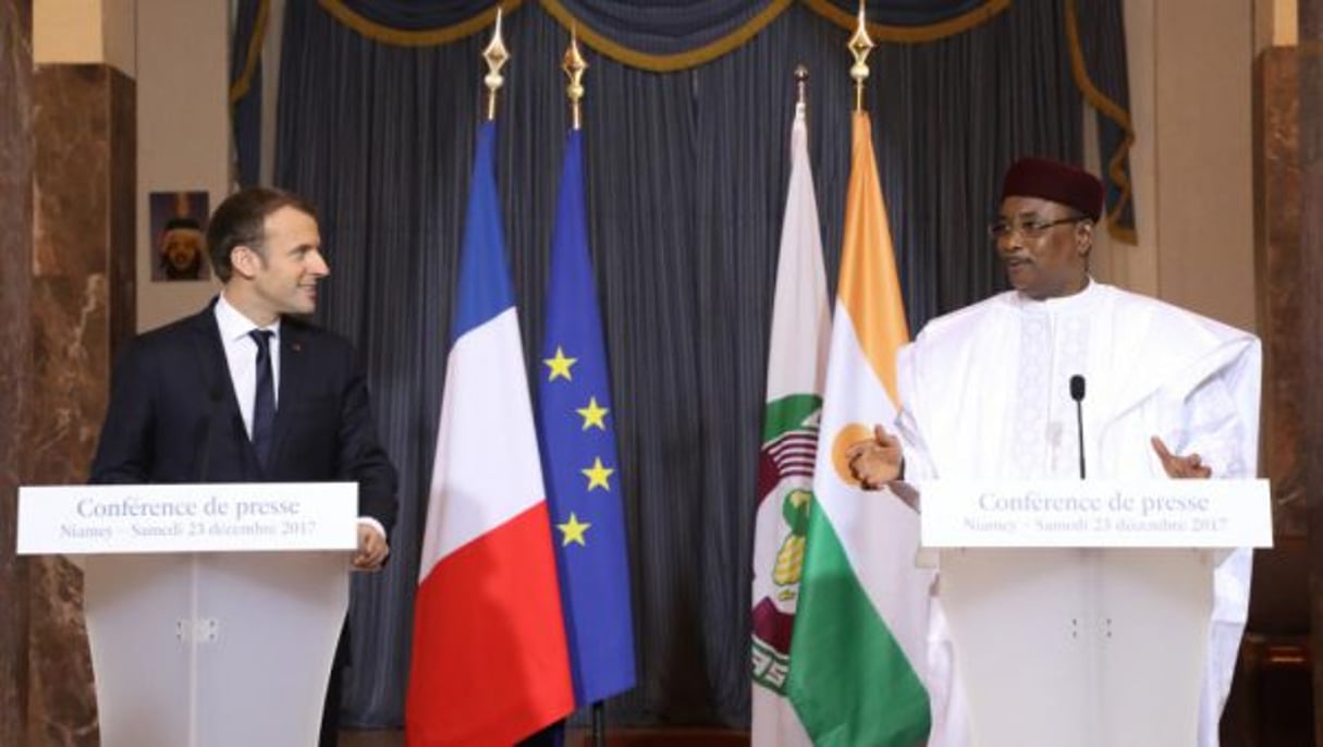 Les présidents Macron et Issofou le 23 décembre à Niamey. © Présidence du Niger