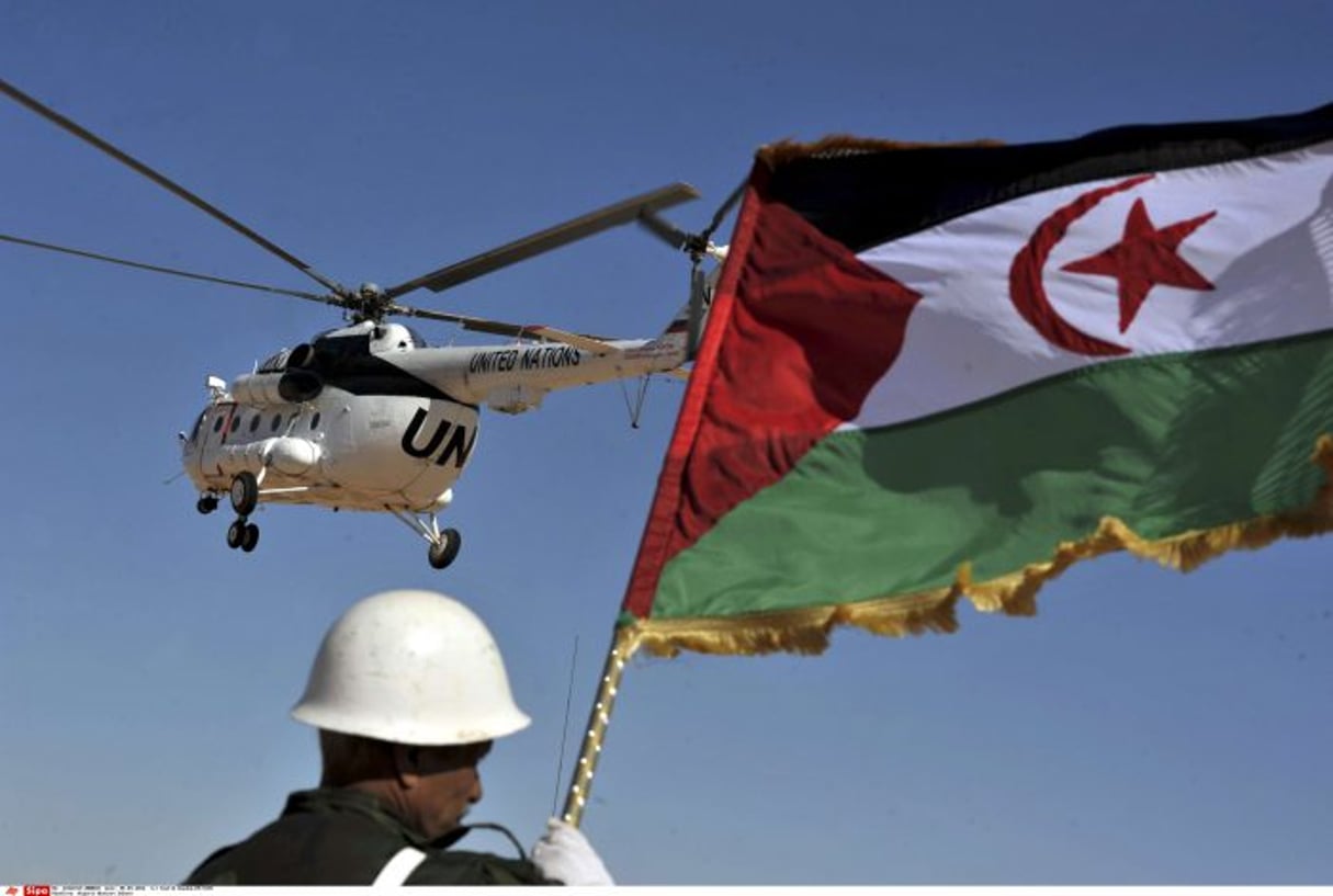 Un soldat brandit le drapeau du Sahara Occidental, le 5 mars 2016. © Toufik Doudou/AP/SIPA