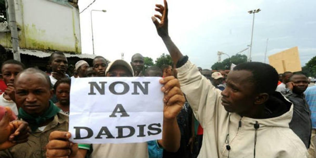 Des Guinéens manifestent contre l’ex-chef de la junte, Moussa Dadis Camara, le 28 septembre 2009, devant le stade de Conakry. © AFP / SEYLLOU DIALLO