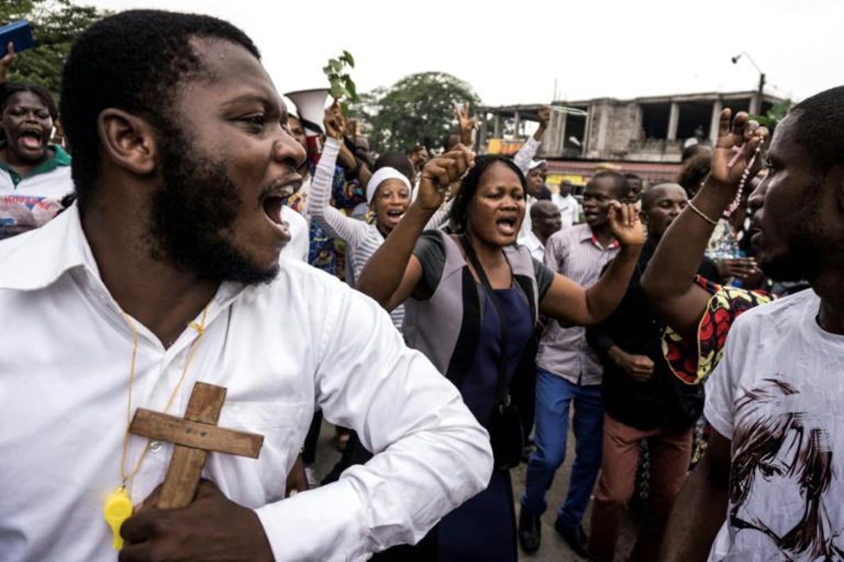 Des fidèles catholiques congolais chantent et dansent lors d’une manifestation pour demander la démission du président Joseph Kabila, le 31 décembre 2017 à Kinshasa. © John WESSELS / AFP