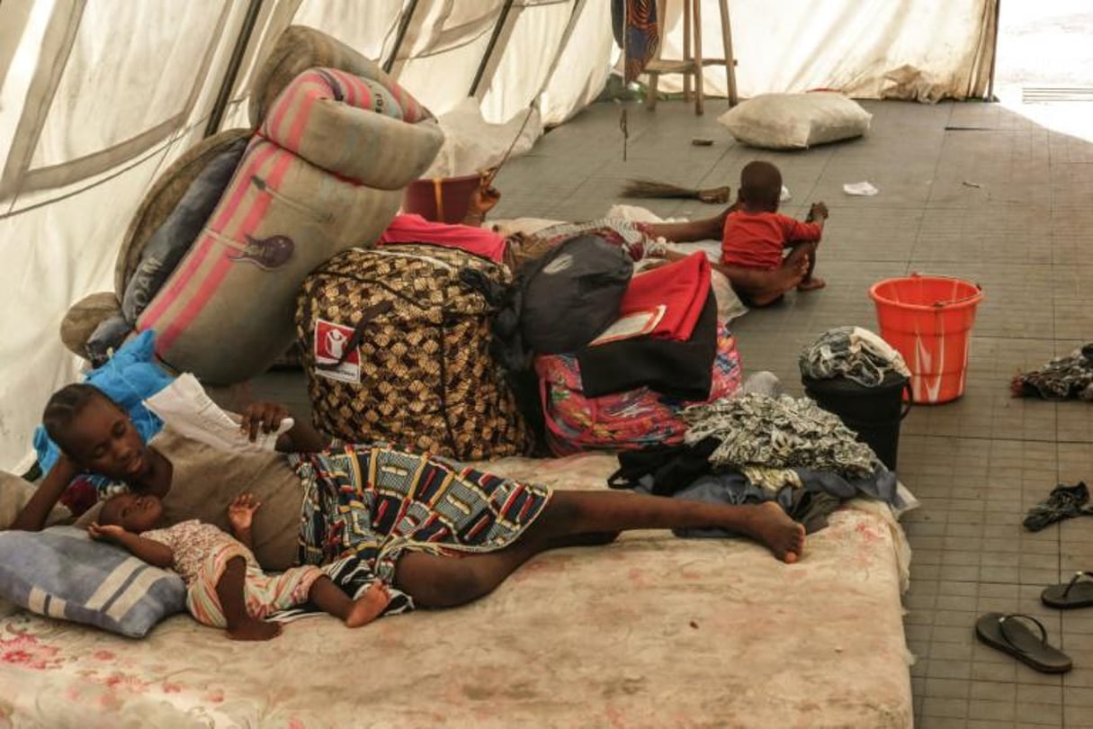 Des survivants des inondations, le 15 novembre 2017, dans un des camps ou ils ont trouvé refuge à Freetown mais vont être obligés de rentrer chez eux malgré le danger de glissements de terrain. © Saidu BAH / AFP