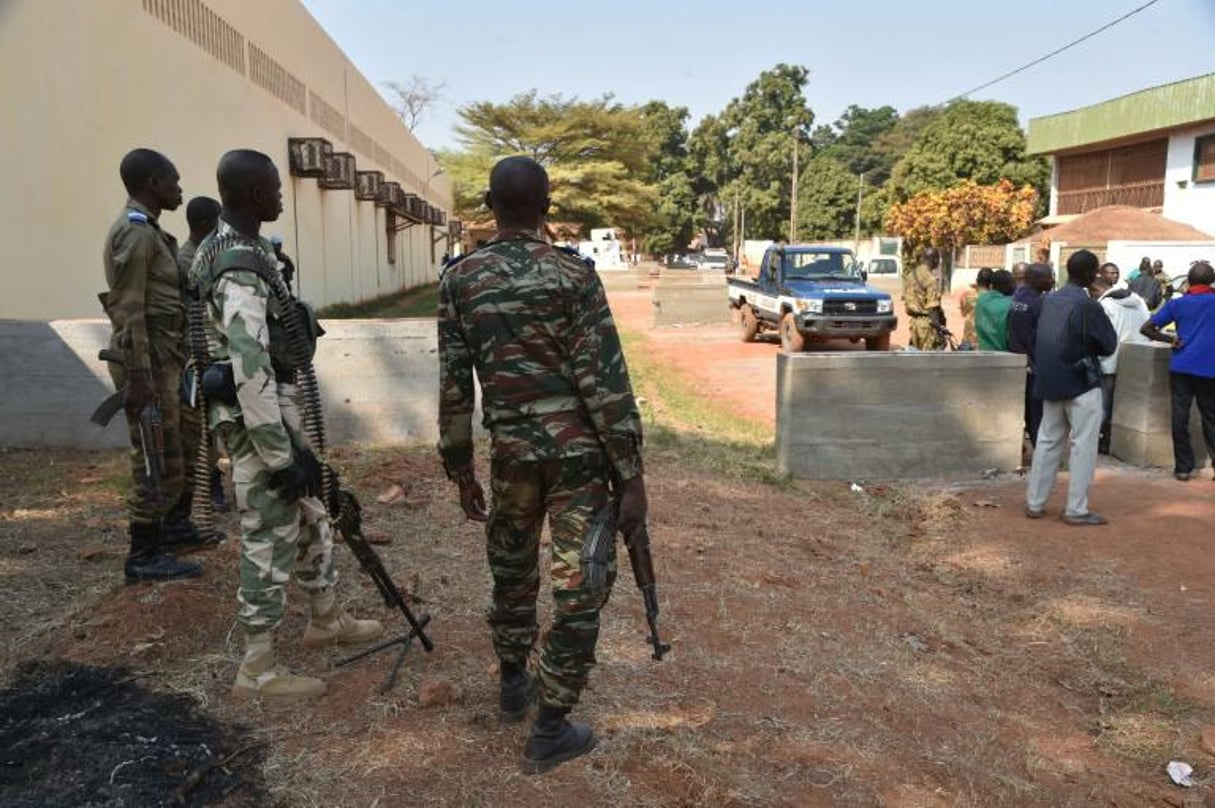 Des gendarmes et officiers de police centrafricains, en patrouille à Bangui, le 2 janvier 2016. © ISSOUF SANOGO / AFP