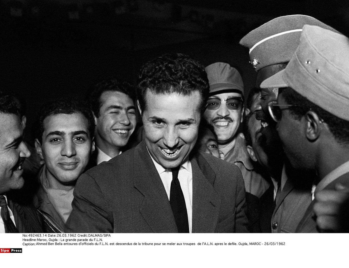 Ahmed Ben Bella, entouré d’officiels du FLN, descend de la tribune pour se mêler aux troupes de l’ALN après un défilé au Maroc, en 1962. © DALMAS/SIPA