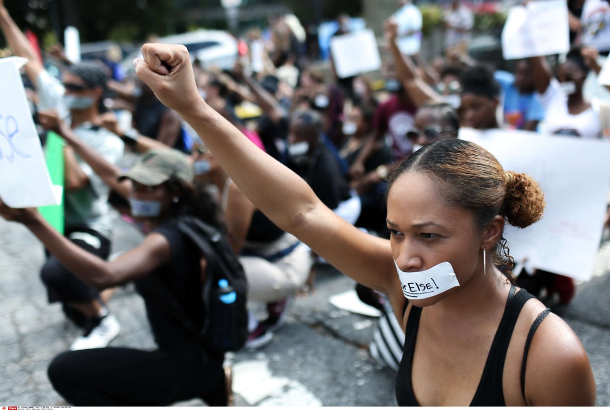 Des manifestants bloquent une entrée du Lenox Square Mall lors d’une manifestation Black Lives Matter à Atlanta, en septembre 2016. © AP/SIPA/Branden Camp