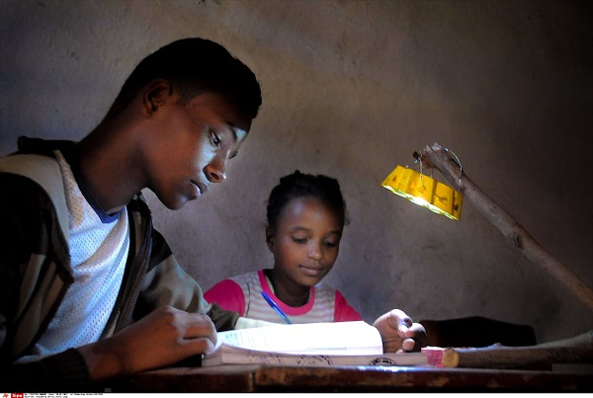 Le fonds FEI OGEF pourra octroyer des prêts aux entreprises proposant des solutions énergétiques propres hors réseau, comme ce prototype de lampe Little Sun, développé par l’artiste danois Olafur Eliasson et l’ingénieur Frederik Ottesen. © Maddalena Valeri/AP/SIPA