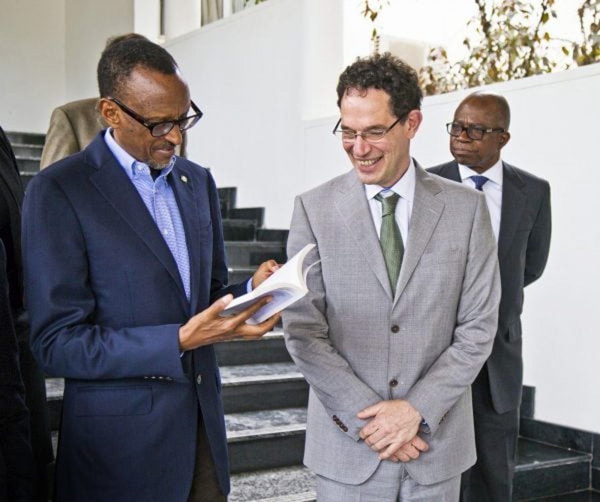 Le fondateur de l’AIMS avec le président rwandais, à Kigali, le 1er décembre 2015. © PR Rwanda