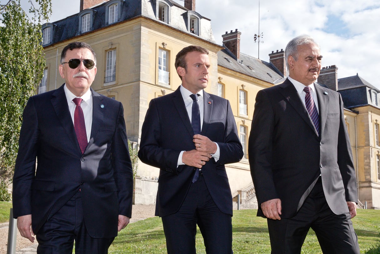 Avec le président français, Emmanuel Macron (au centre), et le Premier ministre, libyen, Fayez el-Sarraj, lors de la rencontre à La Celle-Saint-Cloud, le 25 juillet 2017. &copy; PHILIPPE WOJAZER/POOL/AFP