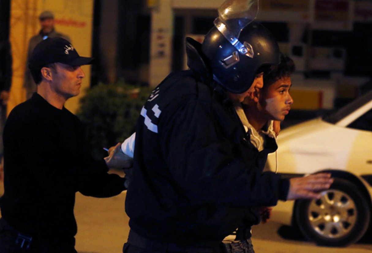 Arrestation d’un manifestant contre l’augmentation du coût de la vie dans la nuit du 10 janvier 2018 à Tunis. © Reuters