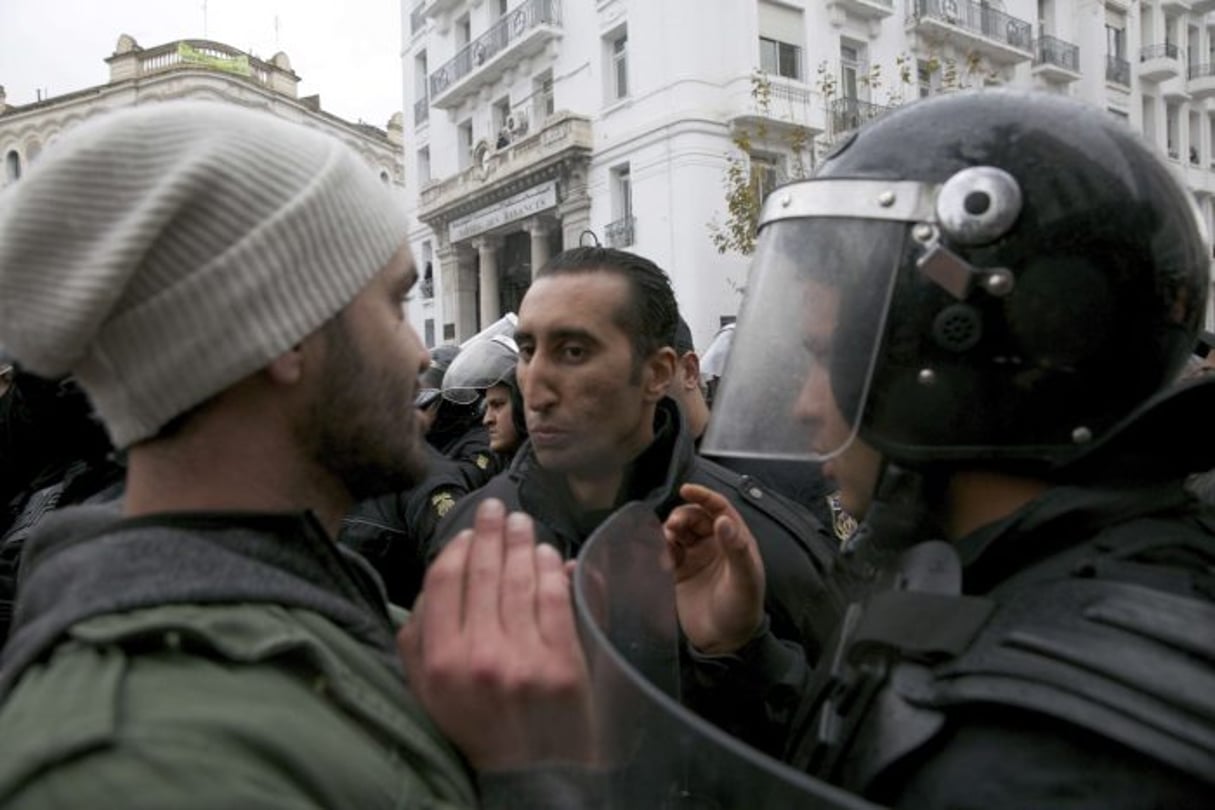 Un manifestant fait face à un 1policier antiémeute dans les rues de Tunis, le 12 janvier 2018. © Hassene Dridi/AP/SIPA