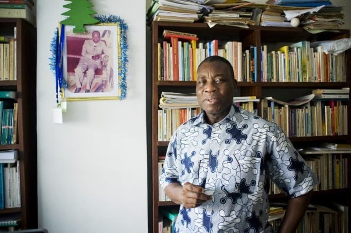 Frédéric Grah Mel dans son bureau d’Abidjan. Auteur d’une biographie du premier président ivoirien Félix Houphouët-Boigny en trois volumes, ancien journaliste, récemment professeur de l’Ecole normale supérieure d’Abidjan, il est aujourd’hui chercheur à la Fondation Félix Houphouët-Boigny en Côte d’Ivoire.© Xavier SCHWEBEL © Xavier SCHWEBEL pour JA