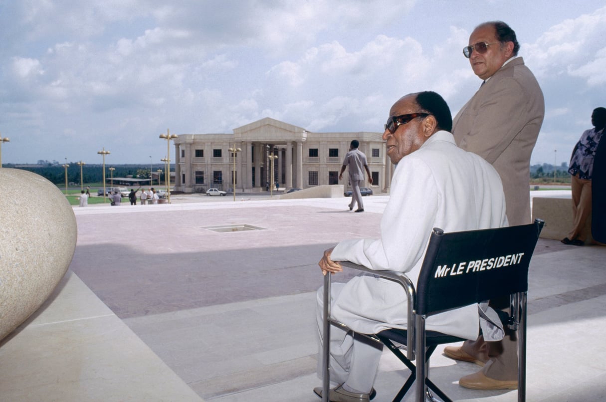 Félix Houphouët-Boigny avec l’influent ministre Antoine Cesareo, devant la basilique Notre-Dame-de-la-Paix, à Yamoussoukro, le 2 novembre 1989. &copy; P. ROBERT/Sygma via Getty Images