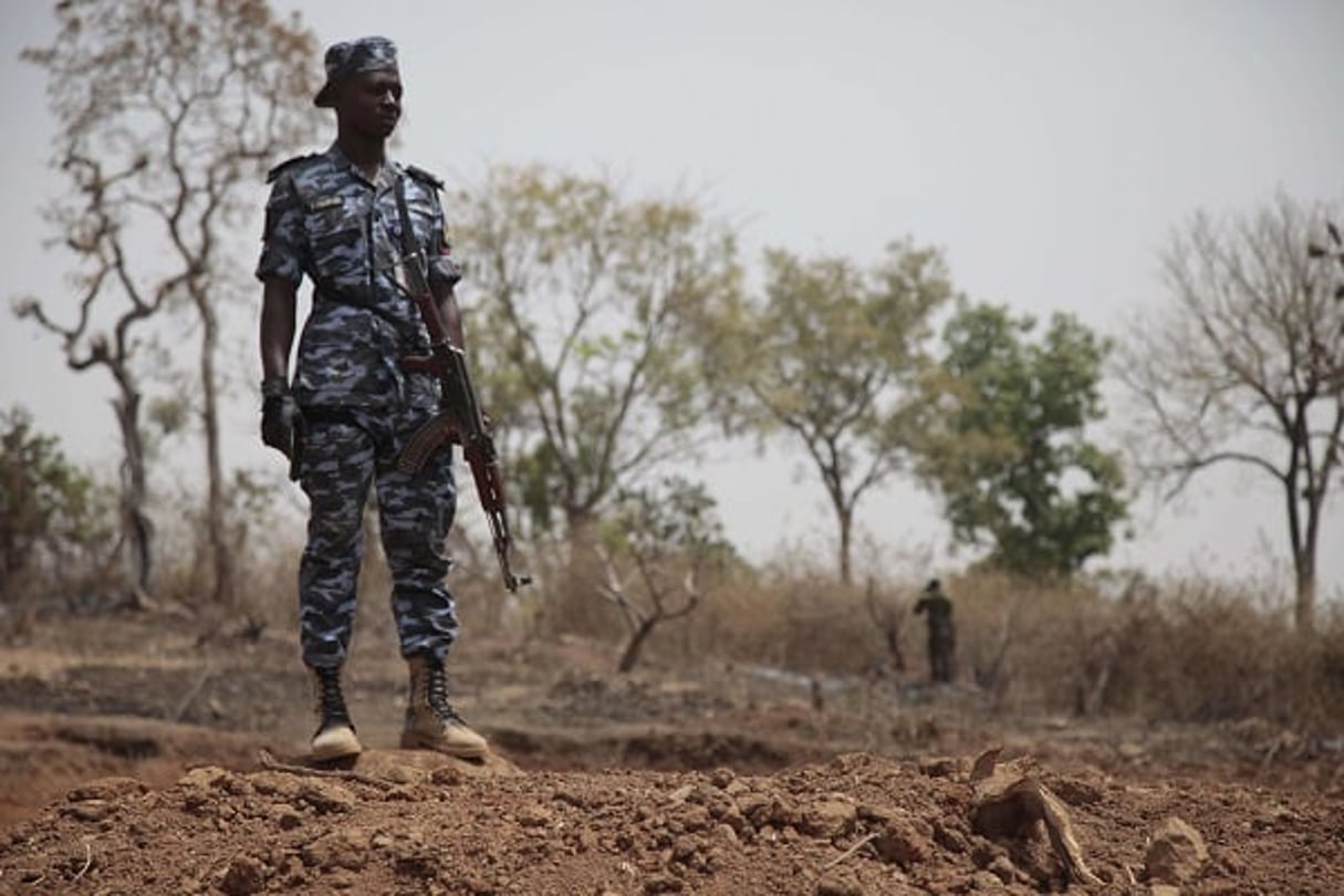 Officier des forces de sécurité nigériane, après l’enlèvement d’un archéologue allemand et de son associé, en février 2017. © Lekan Oyekanmi/AP/SIPA