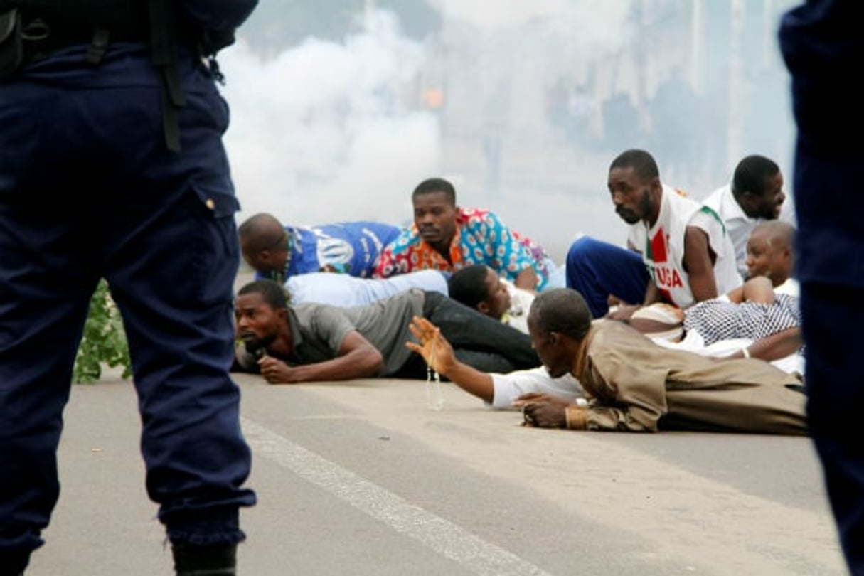 Des participants à la marche anti-Kabila de ce 21 janvier 2017, sous les gaz lacrymogènes. © REUTERS/Kenny Katombe