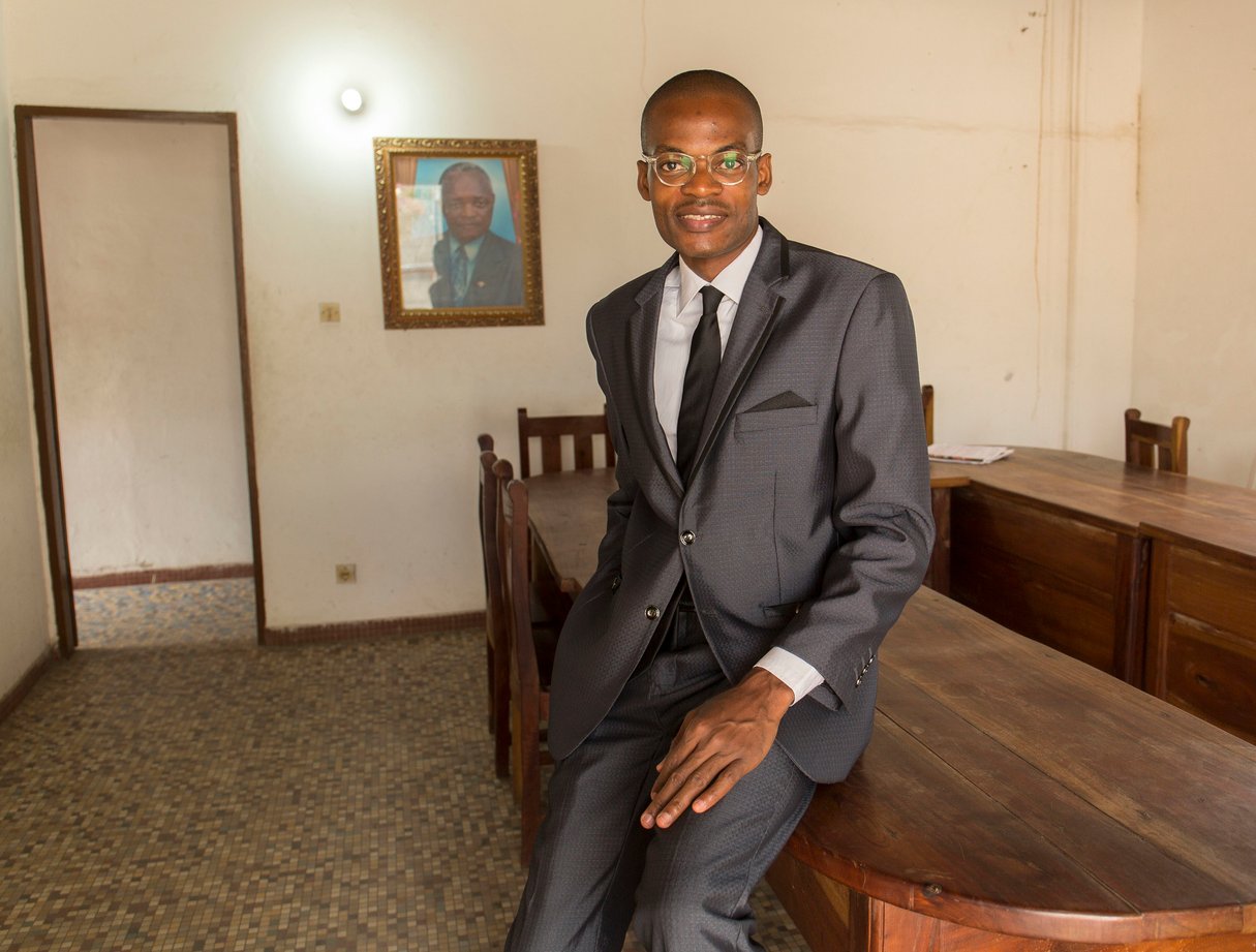 Léonce Hougbadji dirigeant politique béninois, au siège du Parti communiste Béninois à Cotonou © Jacques Torregano pour JA