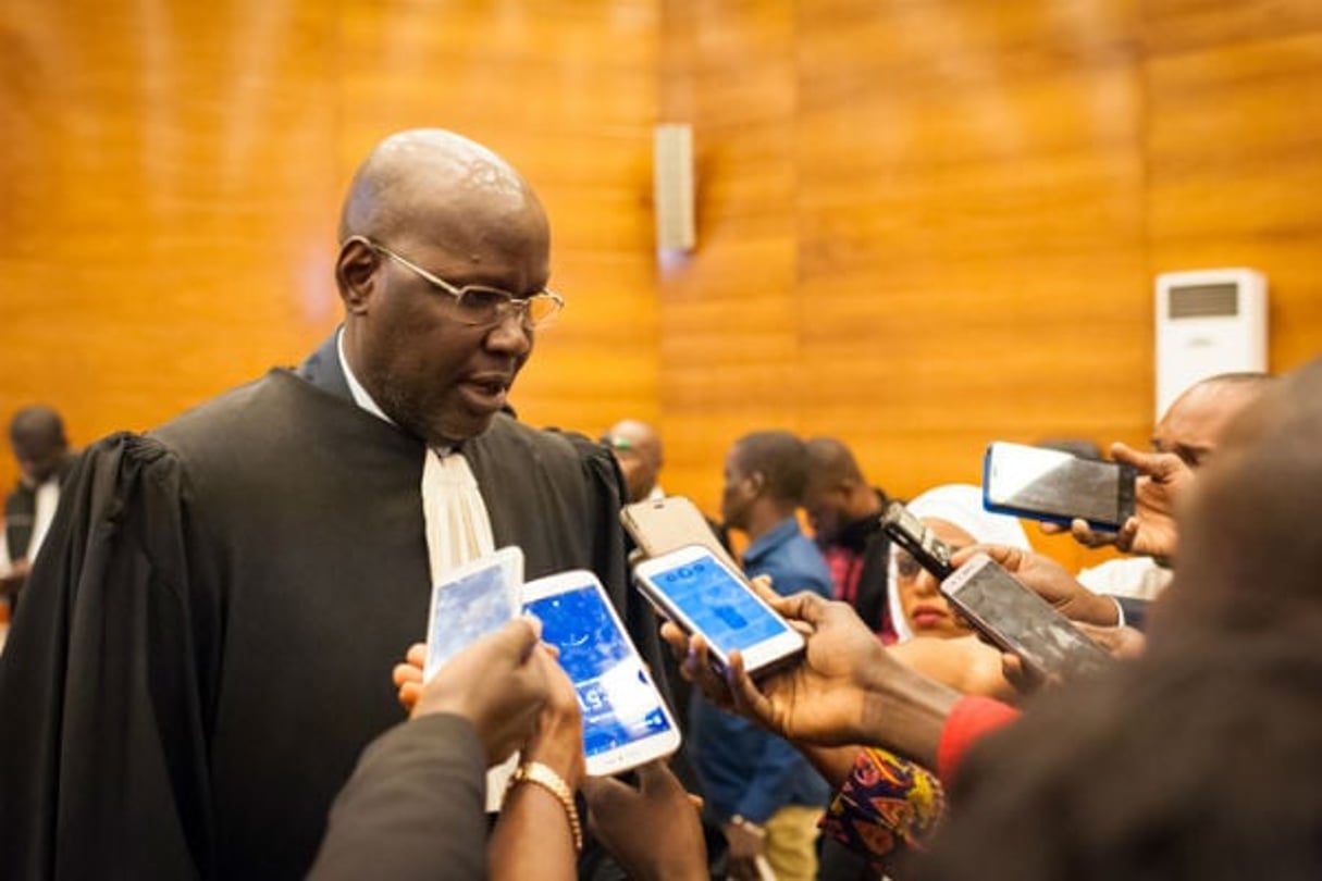 Me Khassimou Touré, avocat de Khalifa Sall, également frère de l’un des prévenus – Mbaye Touré, le 3 janvier au palais de justice de Dakar. © Clément Tardif pour Jeune Afrique