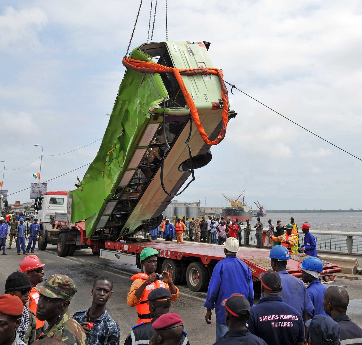 32 personnes sont mortes le 5 août 2011 dans un accident de bus à Abidjan, en Côte d’Ivoire. © DING HAITAO/SIPA