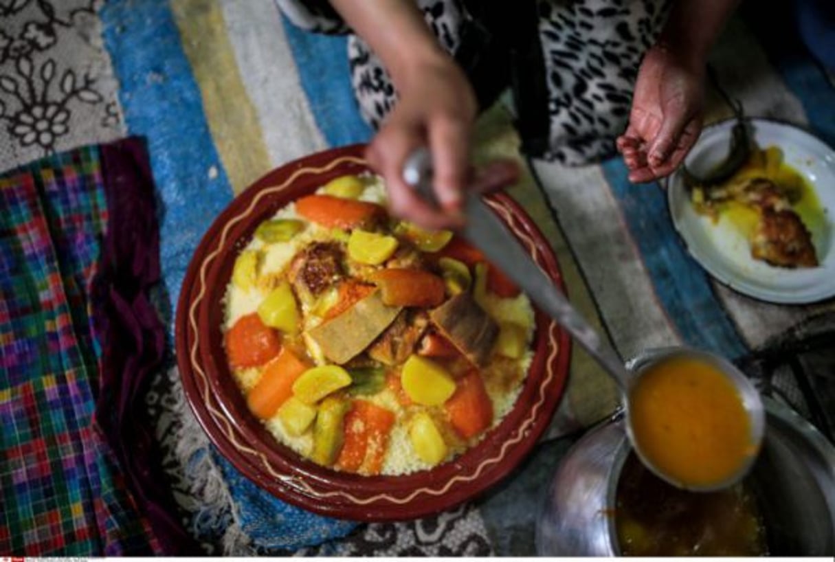 Une femme marocaine en train de préparer un couscous près de Tounfit, dans le Moyen Atlas. © Mosa’ab Elshamy/AP/SIPA