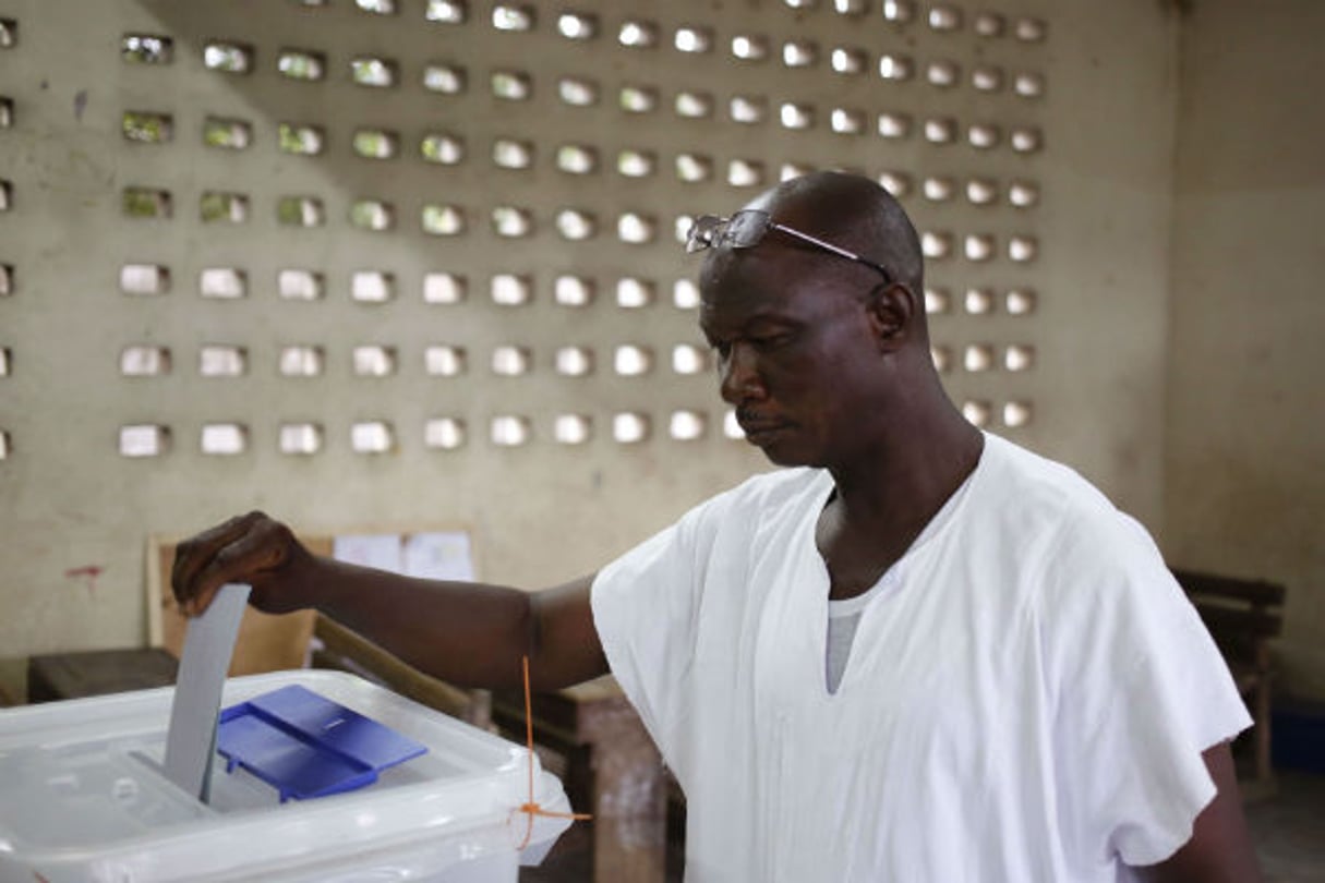 Un électeur ivoirien, lors du scrutin présidentiel d’octobre 2015. © Schalk van Zuydam/AP/SIPA