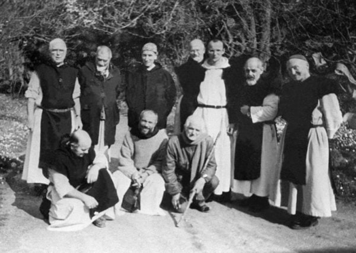 Photo non datée montrant, au premier rang de gauche à droite, Frère Paul, Frère Christophe, et au second rang Frère docteur Luc Dorchier (deuxième à gauche), Frère Michel (troisième à gauche), Père Amède (deuixème à droite) et Frère Jean-Pierre (1er à droite), six des sept moines kidnappés à Tibéhirine en 1996. © AFP