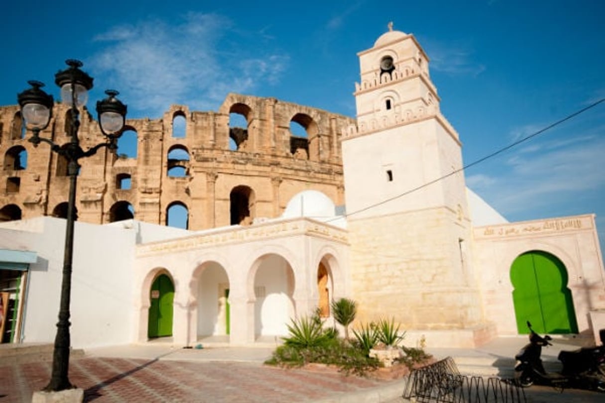 Mosquée et amphithéâtre de la ville de El Jem, en Tunisie. © Renaud VAN DER MEEREN pour Les Editions du Jaguar