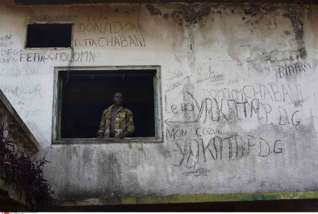 Un soldat des Forces armées centrafricaines (FACA) dans le palais Berengo de Jean Bedel Bocassa près de Pissa, à 80 km au sud-ouest de Bangui, en Centrafrique, en janvier 2014 © Jerome Delay/AP/SIPA