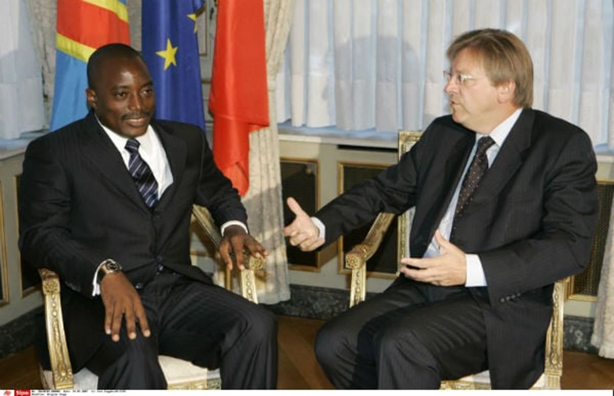 L’ex-Premier ministre belge, Guy Verhofstadt, s’entretient avec le président congolais, Joseph Kabila, à Bruxelles, le 24 septembre 2007 © Yves Logghe/AP/SIPA