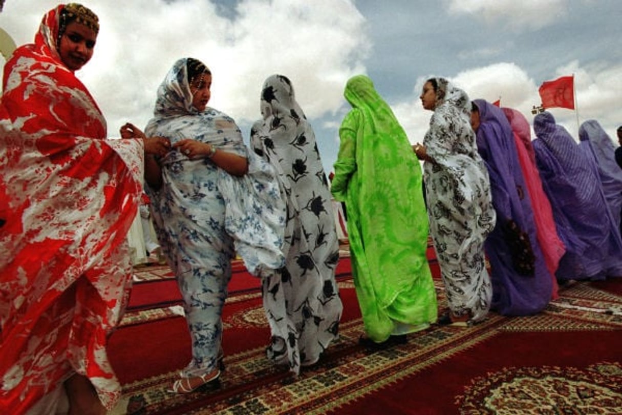 Un groupe de femmes sahraouies attend l’arrivée de Mohammed VI à Laayoune, en mars 2002. © REUTERS/Jean Blondin REUTERS