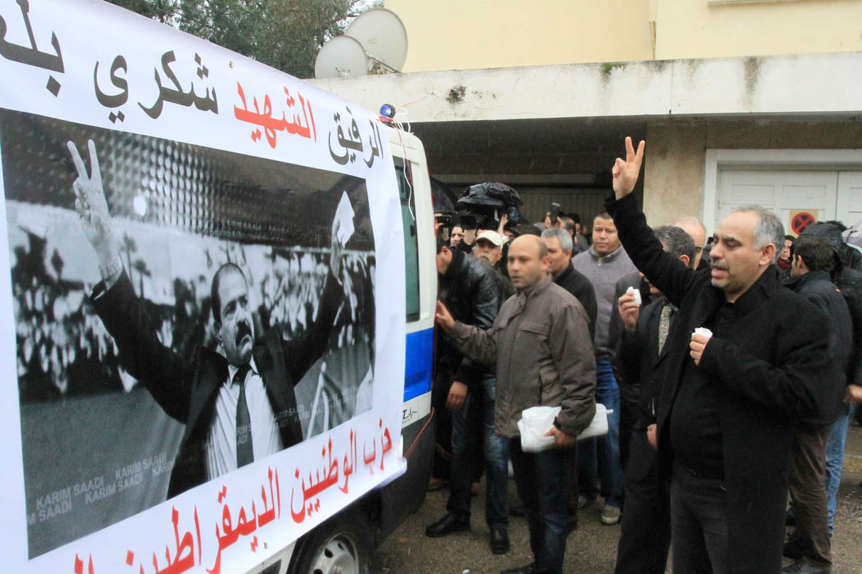 Le 7 février 2013, au lendemain de l'assassinat de Chokri Belaïd, des milliers de Tunisiens ont suivi l'ambulance amenant son corps jusqu'au domicile de son père. &copy; Amine Landoulsi/AP/SIPA