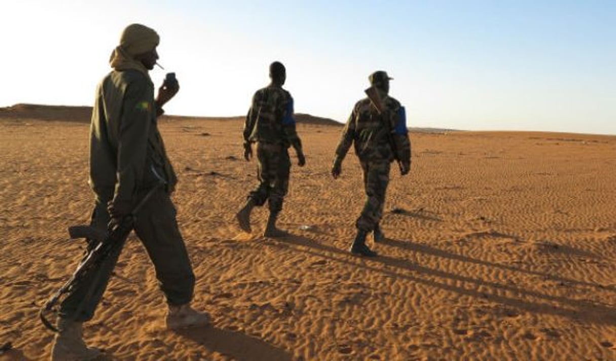 Des militaires maliens lors d’une patrouille aux abords de Ménaka, dans le nord du Mali, en 2014. © Dorothée Thiénot pour Jeune Afrique